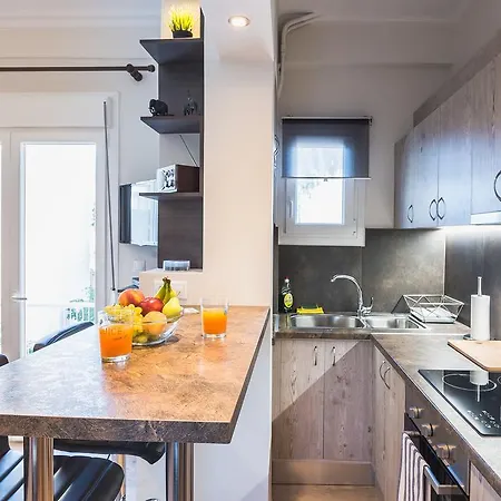 Modern Studio, Center, Near Metro Station Apartment *