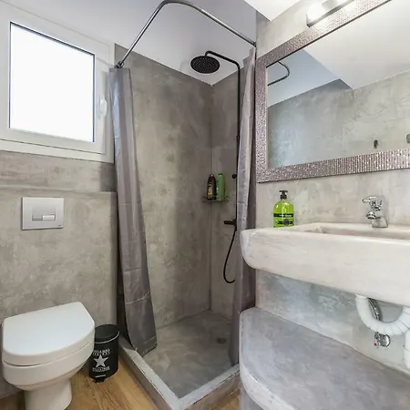 Modern Studio, Center, Near Metro Station Apartment *
